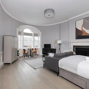 Joivy Modern In New Town, On Historic George Street Apartment